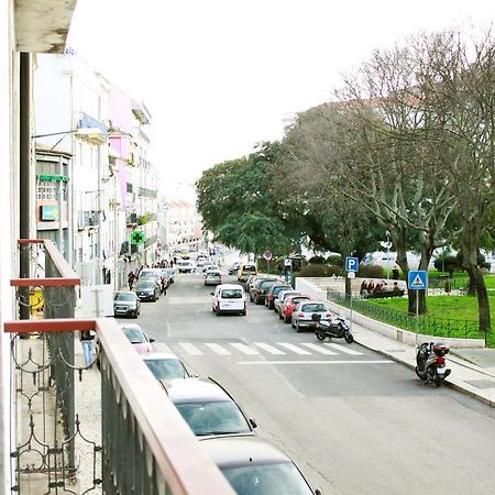 Joivy Modern 1-Bed Apt With Terrace, Moments From Sao Bento Palace 리스본 외부 사진