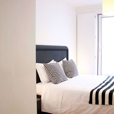 Joivy Modern 1-Bed Apt With Terrace, Moments From Sao Bento Palace 리스본 외부 사진