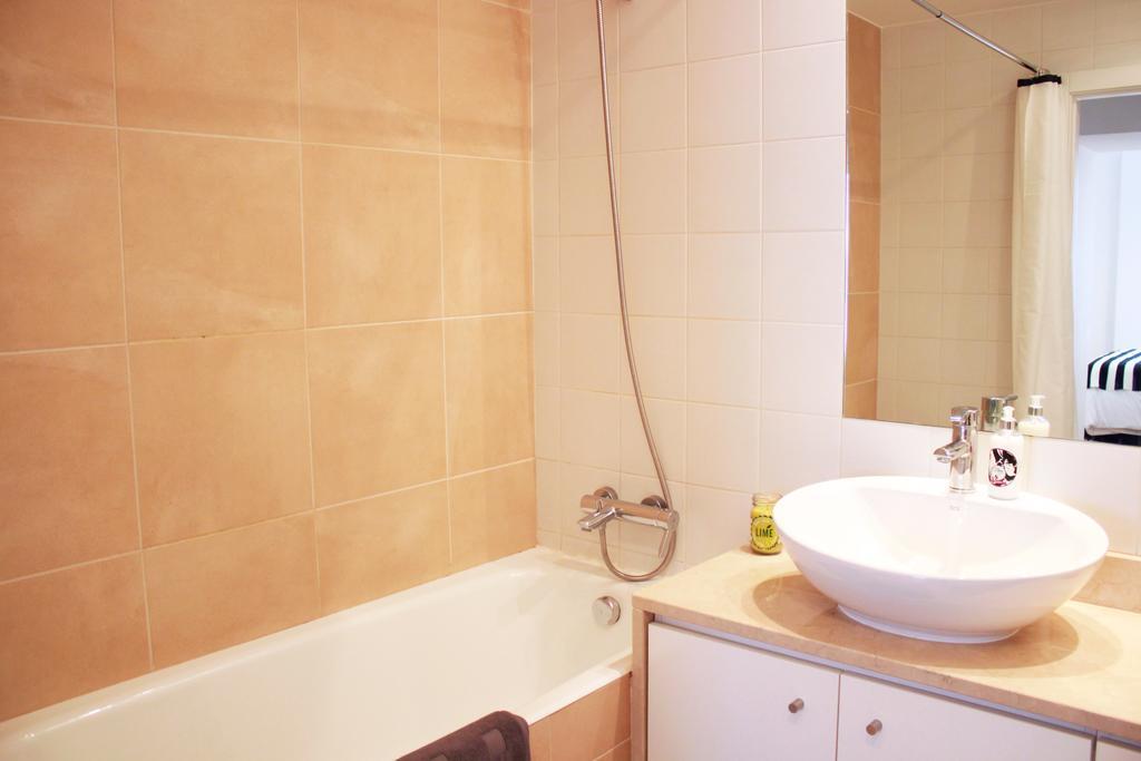 Joivy Modern 1-Bed Apt With Terrace, Moments From Sao Bento Palace 리스본 외부 사진