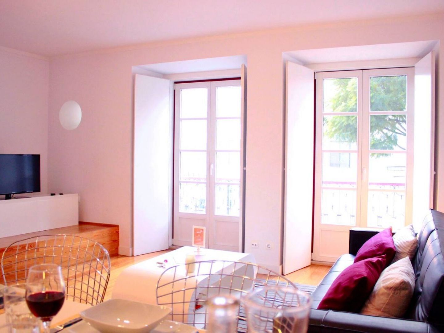 Joivy Modern 1-Bed Apt With Terrace, Moments From Sao Bento Palace 리스본 외부 사진