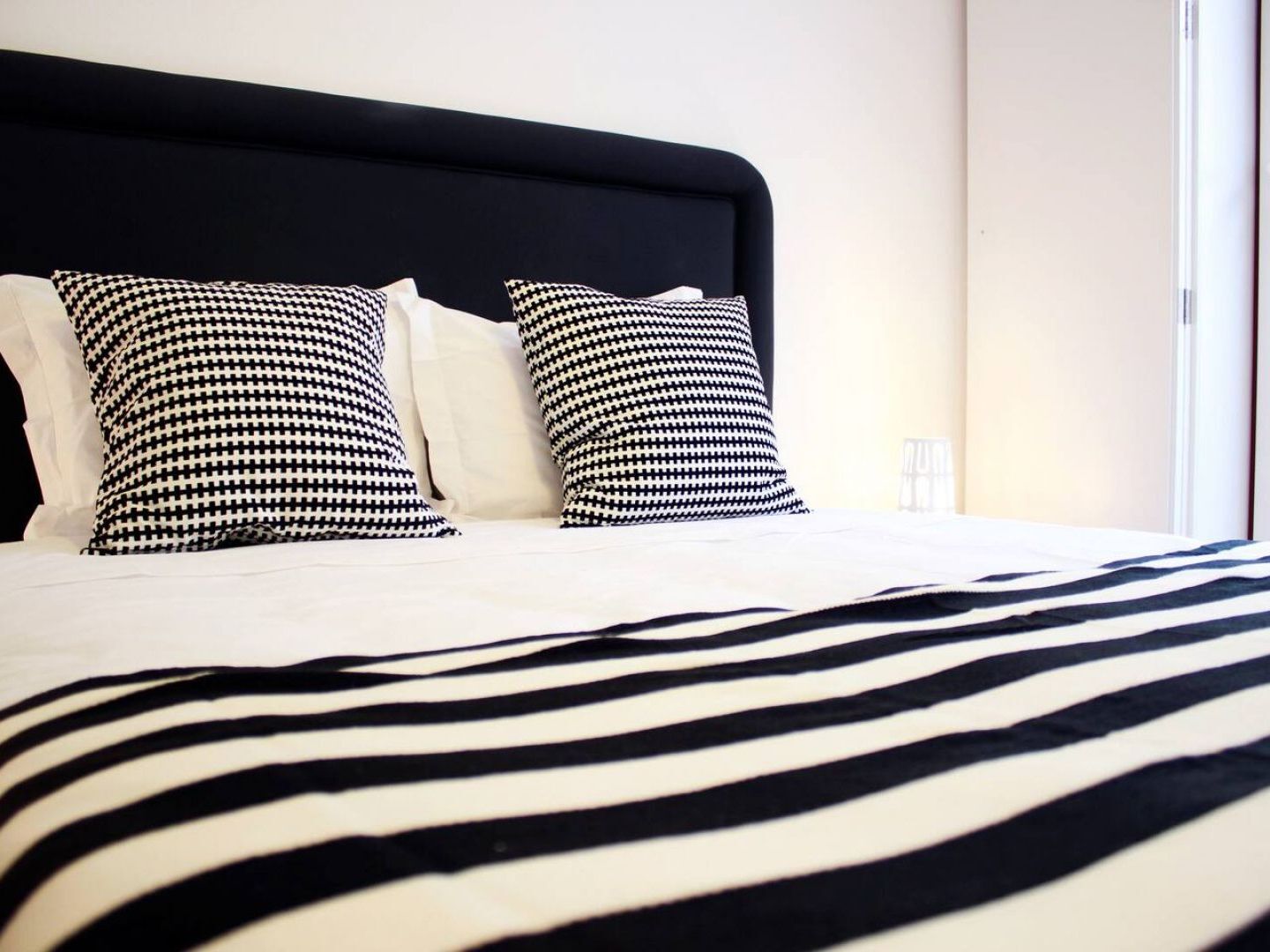 Joivy Modern 1-Bed Apt With Terrace, Moments From Sao Bento Palace 리스본 외부 사진